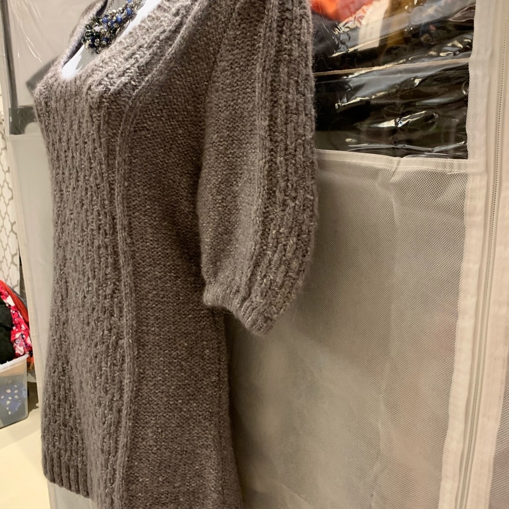 Form Flattering Short Sleeved Sweater - Picture 4 of 15